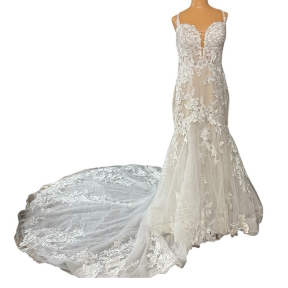 Essense if Australia, Cathedral Train Lace  Wedding Gown - Picture 3 of 12